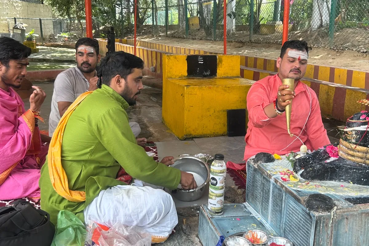 Pandit performing Rudrabhishek Puja at a Shiva temple in Bangalore